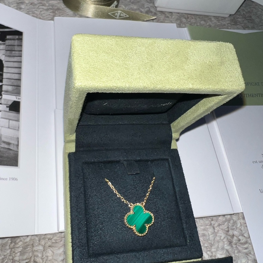 Van Cleef & Arpels malachite Alhambra pendant